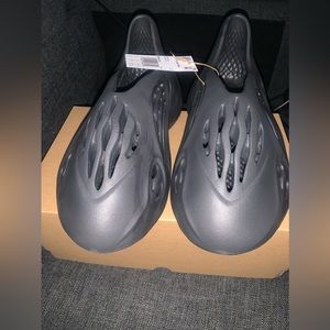 YEEZY FOAMRUNNER